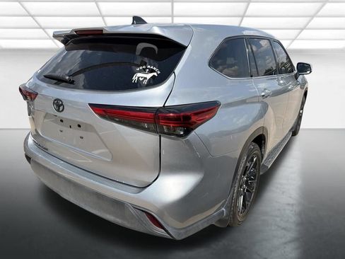 Used 2022 Toyota Highlander L FWD image 2