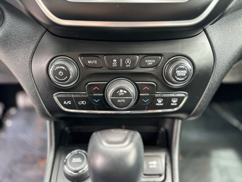 Used 2019 Jeep Cherokee Latitude Plus w/ Comfort/Convenience Group AWD/4WD image 28