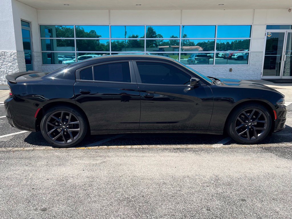 Used 2020 Dodge Charger SXT w/ Blacktop Package RWD image 3