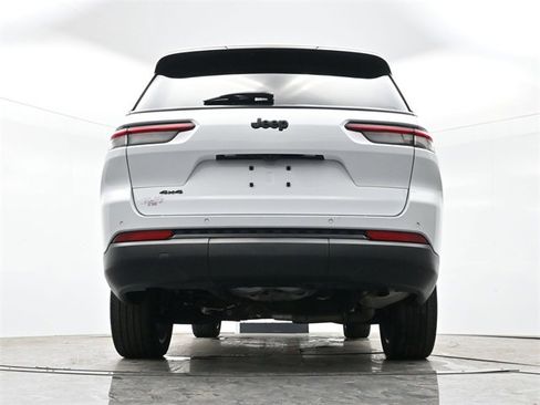 Used 2023 Jeep Grand Cherokee L Laredo image 29