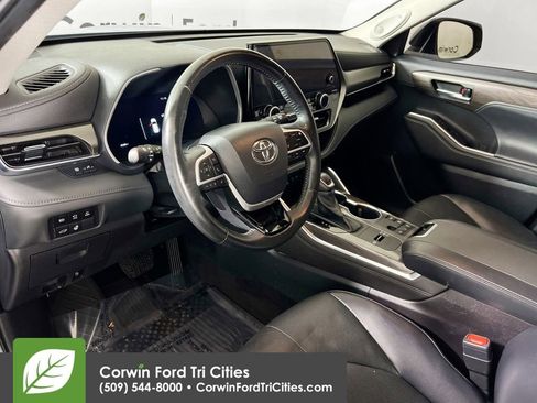 Used 2023 Toyota Highlander Limited image 3