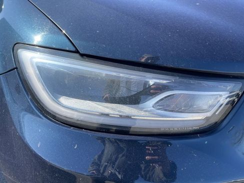 Used 2023 Chrysler Pacifica Touring-L image 11