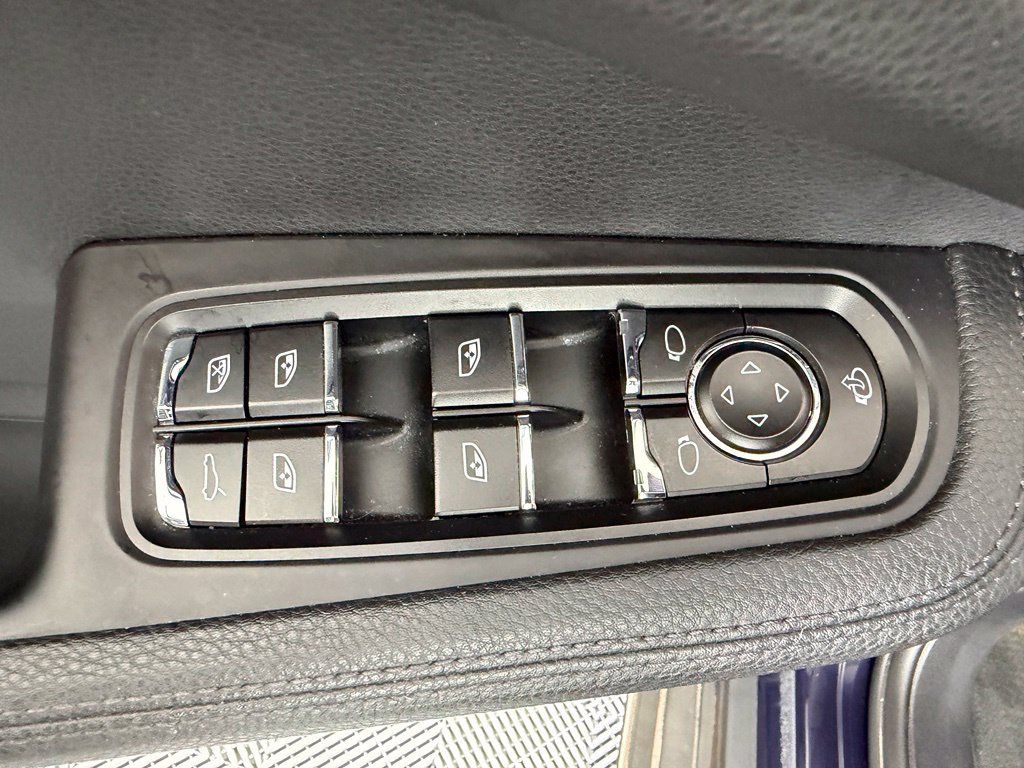 Certified 2023 Porsche Macan AWD/4WD image 19