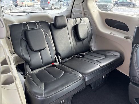 Used 2024 Chrysler Pacifica Touring-L image 23