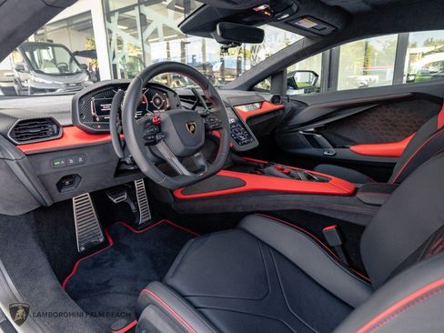Used 2025 Lamborghini Revuelto AWD/4WD image 24