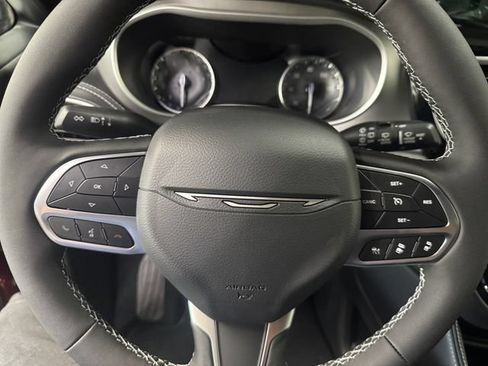 Used 2027 Chrysler Pacifica Limited FWD image 23