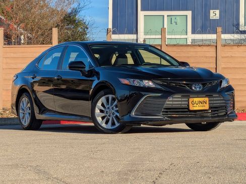 Used 2022 Toyota Camry LE image 2
