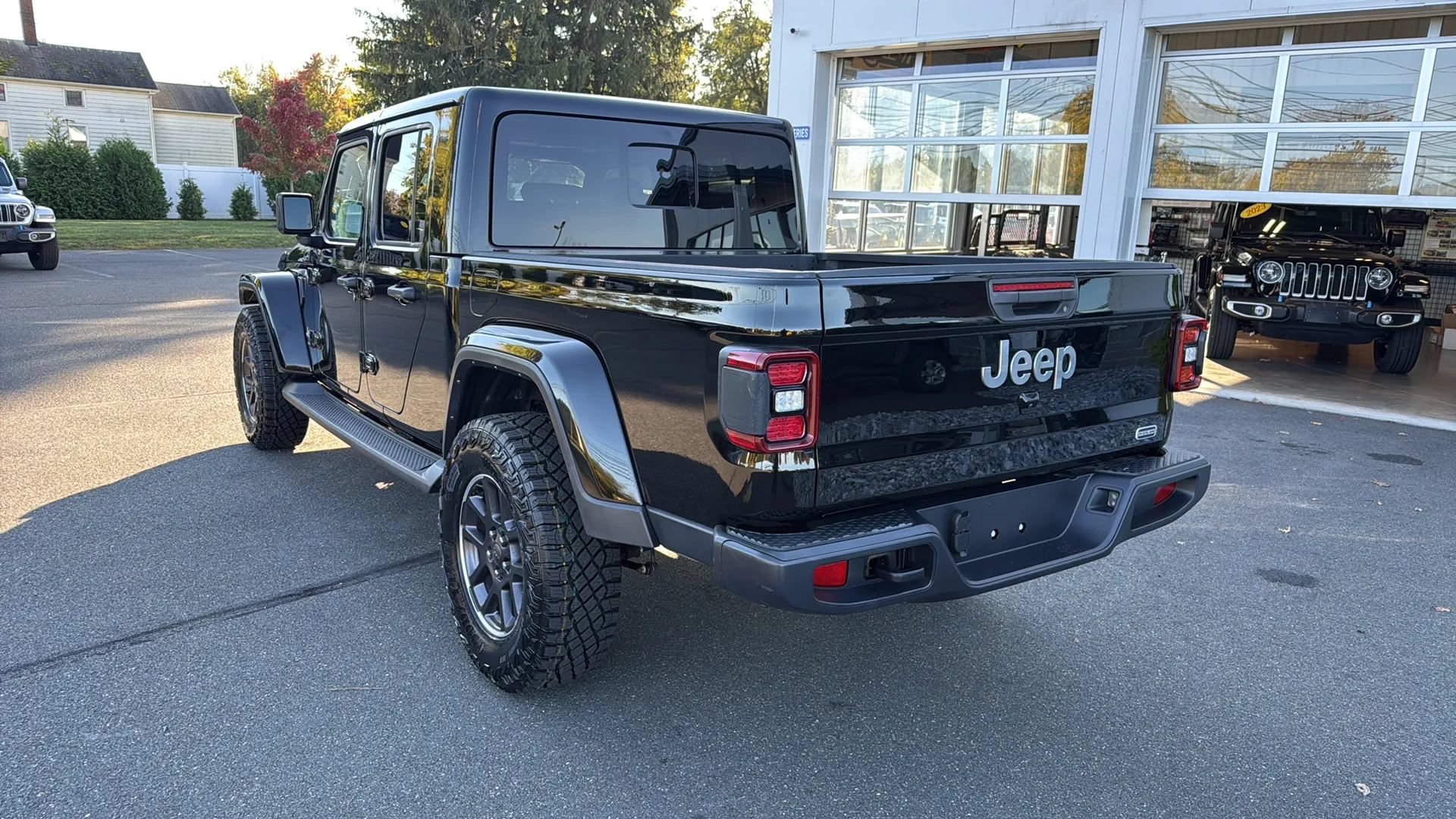 Used 2023 Jeep Gladiator Overland w/ LED Lighting Group AWD/4WD image 22