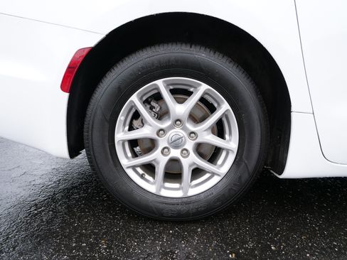 Used 2024 Chrysler Pacifica Touring-L image 11