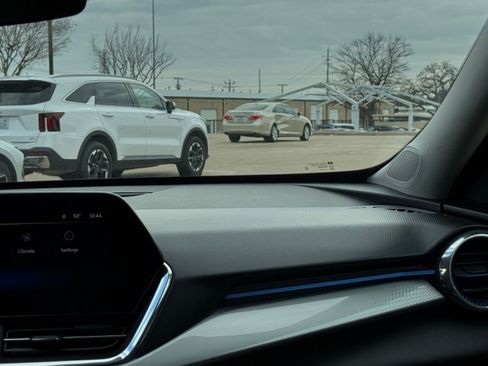 Used 2025 Chevrolet Trax LT image 35