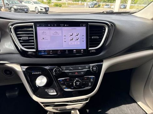 Used 2024 Chrysler Pacifica Touring-L FWD image 20