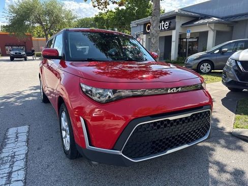 Used 2025 Kia Soul LX w/ LX Technology Package FWD image 2