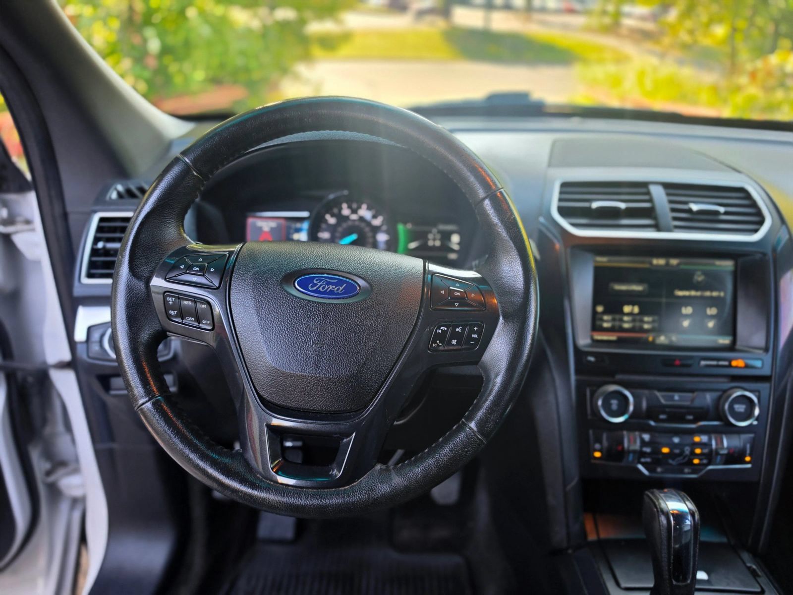 Used 2016 Ford Explorer XLT w/ Equipment Group 202A AWD/4WD image 18