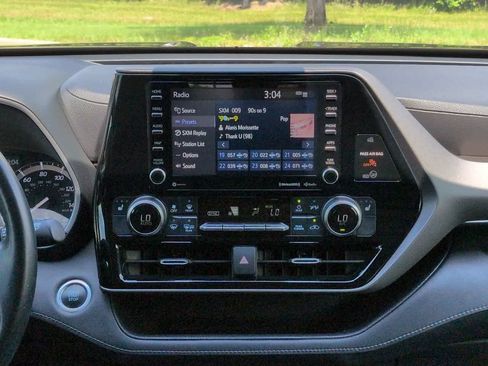 Used 2021 Toyota Highlander XLE FWD image 18