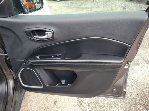 Used 2020 Jeep Compass Latitude FWD image 38