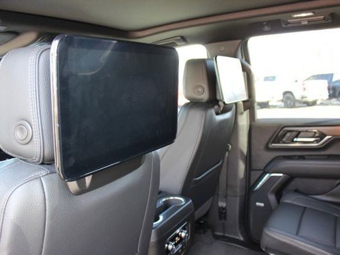 Used 2025 GMC Yukon Denali w/ Denali Reserve Package image 9