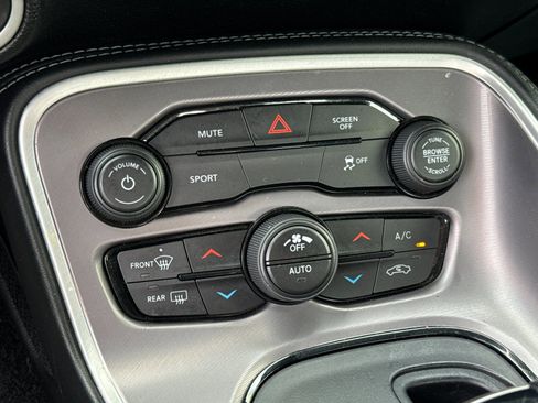 Used 2022 Dodge Challenger SXT image 18
