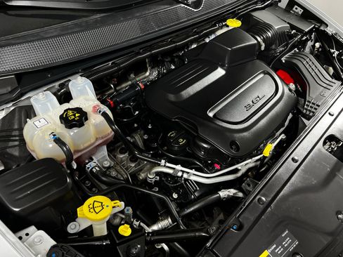 Used 2024 Chrysler Pacifica Touring-L image 10