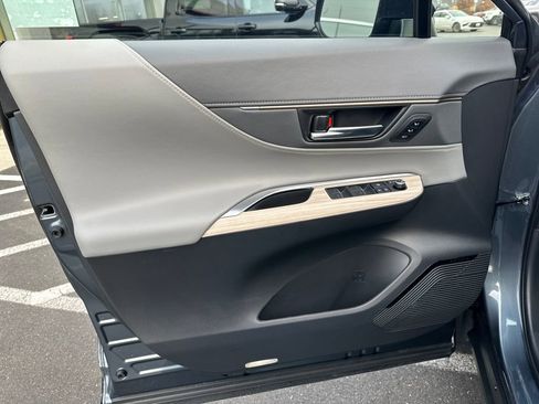 Used 2024 Toyota Venza Limited image 11