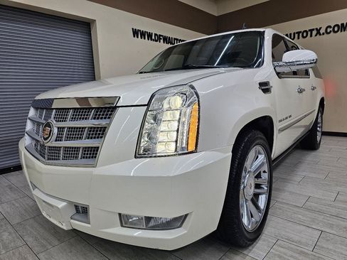 Used 2013 Cadillac Escalade ESV Platinum RWD image 2
