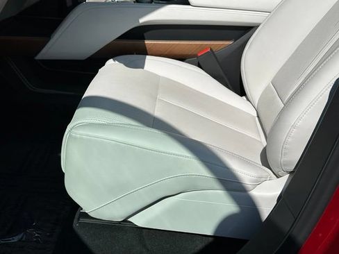 Used 2026 Cadillac Vistiq Luxury w/ LPO, Floor Liner Package AWD/4WD image 25