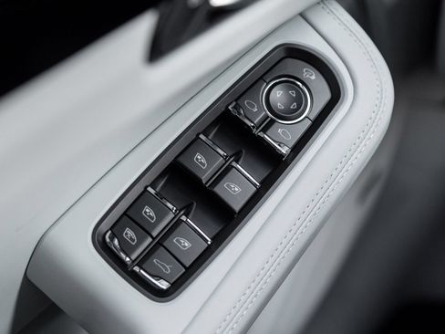 Certified 2026 Porsche Macan S AWD/4WD image 19
