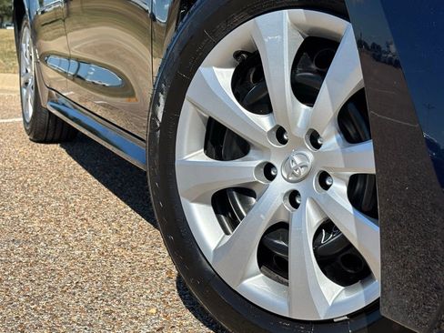 Used 2025 Toyota Corolla LE image 2