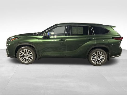 Used 2023 Toyota Highlander Platinum image 2