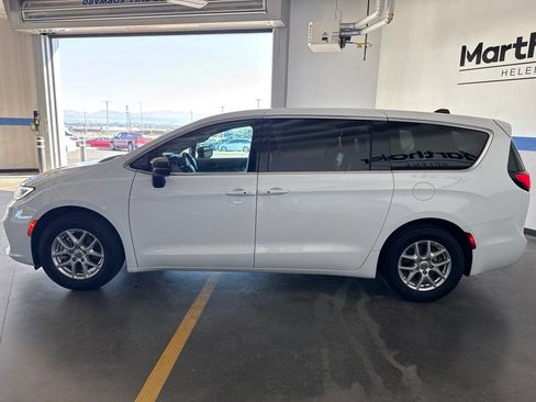 Used 2024 Chrysler Pacifica Touring-L FWD image 4