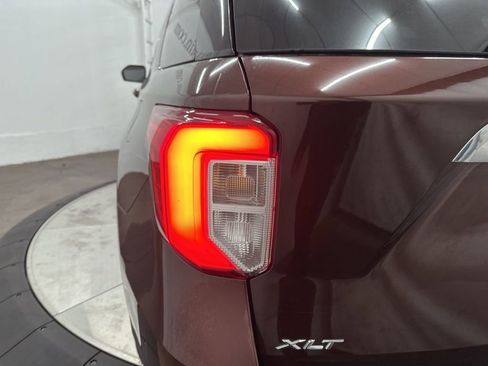 Used 2020 Ford Explorer XLT image 32