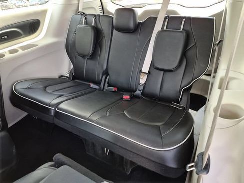 Used 2022 Chrysler Pacifica Limited FWD image 28