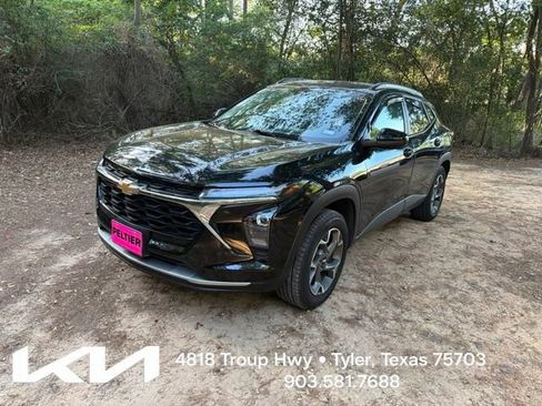 Used 2024 Chevrolet Trax LT FWD image 3