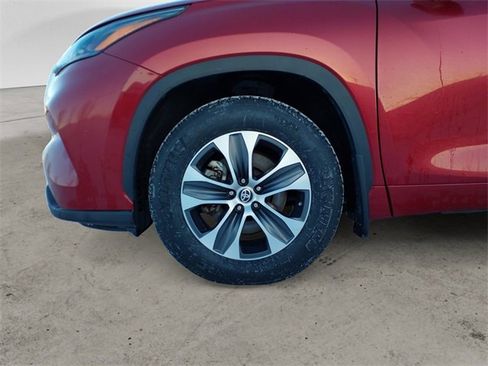 Used 2023 Toyota Highlander XLE image 14