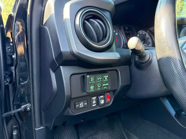Used 2017 Toyota Tacoma TRD Sport w/ Tow Package (A/T) AWD/4WD image 20