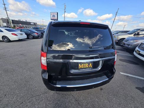 Used 2014 Chrysler Town & Country Touring-L w/ Driver Convenience Group image 60