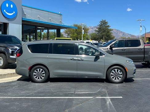 Used 2021 Chrysler Pacifica Touring FWD image 2