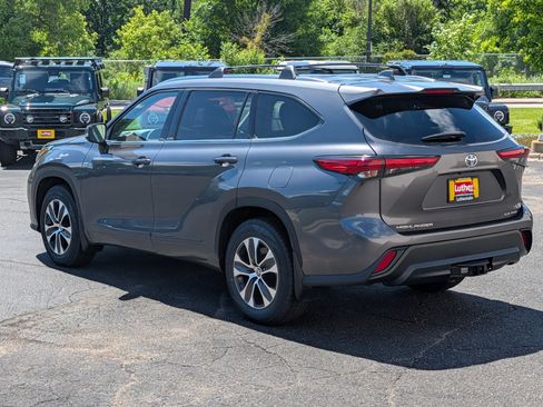 Used 2021 Toyota Highlander XLE AWD/4WD image 5