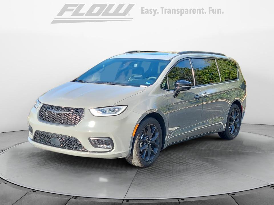 Used 2025 Chrysler Pacifica Limited FWD image 4