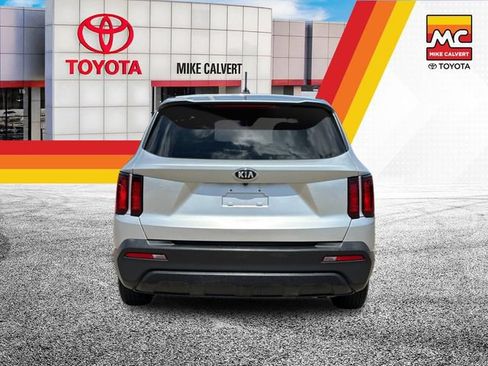 Used 2021 Kia Sorento LX FWD image 4