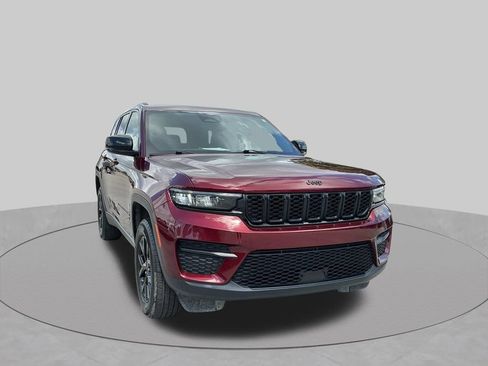 Used 2024 Jeep Grand Cherokee Altitude AWD/4WD image 11