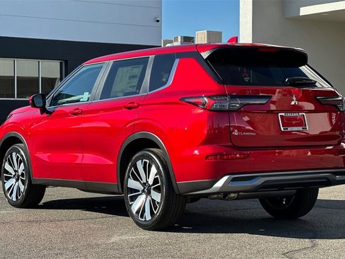 New 2025 Mitsubishi Outlander SE image 7