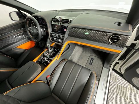 Used 2025 Bentley Bentayga AWD/4WD image 19