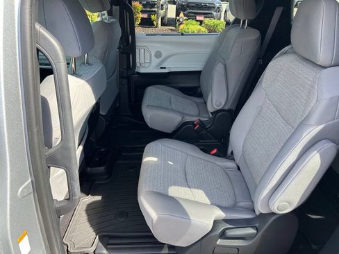 Used 2025 Toyota Sienna LE AWD/4WD image 16