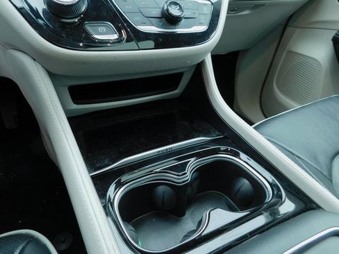 Used 2024 Chrysler Pacifica Limited image 33