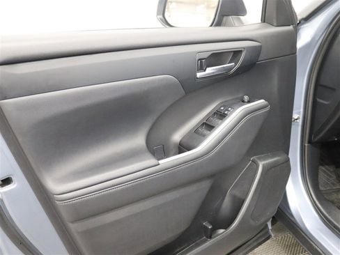 Used 2021 Toyota Highlander XLE AWD/4WD image 15