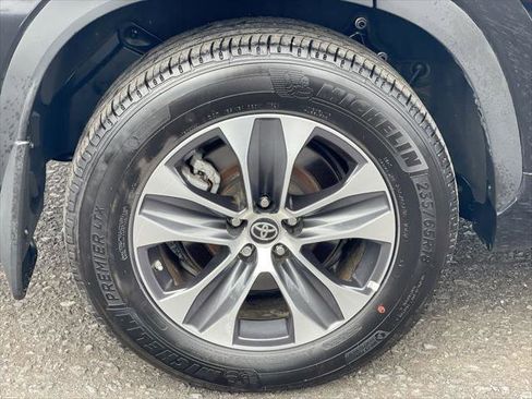 Certified 2024 Toyota Highlander XLE image 16