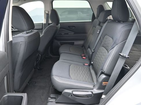 Used 2025 Nissan Pathfinder SV AWD/4WD image 12