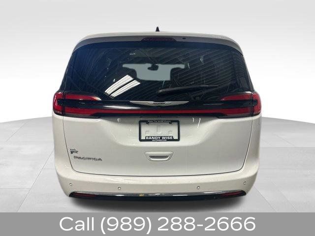 Used 2023 Chrysler Pacifica Touring-L FWD image 5