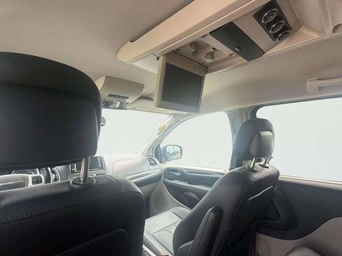 Used 2016 Chrysler Town & Country Touring w/ Driver Convenience Group FWD image 16