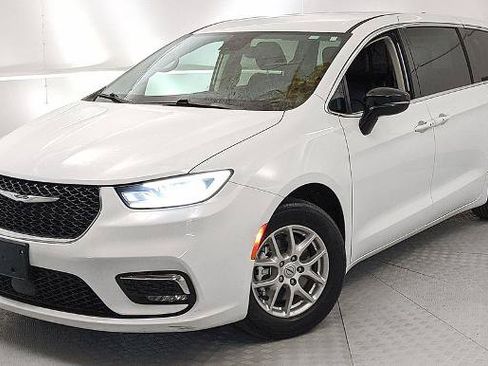 Used 2024 Chrysler Pacifica Touring-L FWD image 7